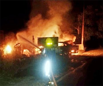 हल्द्वानी: सर्विसिंग के लिए आई दो कारों में धधकी आग! बुझाने के दौरान फटा पेट्रोल टैंक, बाल-बाल बचे फायरकर्मी