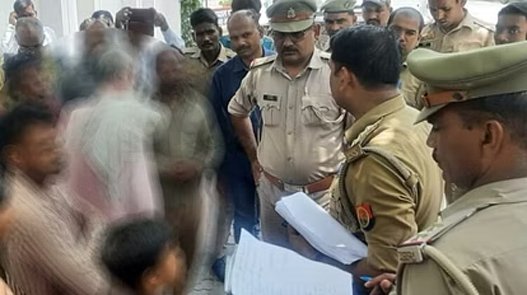 यूपी ब्रेकिंगः मुख्यमंत्री आवास के पास परिवार ने किया आत्मदाह का प्रयास! दबंगों पर जमीन कब्जाने का लगाया आरोप, सुरक्षाकर्मियों में मचा हड़कंप