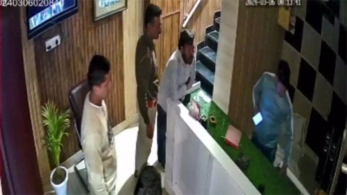 उत्तराखण्डः रुद्रपुर में पुलिसकर्मी की दबंगई! होटल के कर्मचारी को धमकाया, सोशल मीडिया पर वायरल हुआ वीडियो
