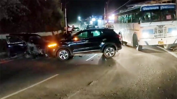 उत्तराखण्डः मसूरी-देहरादून मार्ग पर हादसा! आपस में टकराई दो कारें, चालक जख्मी