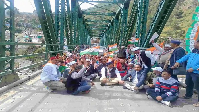 उत्तराखण्डः जन समस्याओं के समाधान की मांग! कांग्रेसियों ने किया चक्काजाम, भाजपा सरकार पर लगाए आरोप