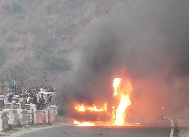 नैनीताल : भीमताल रोड में कूड़े के वाहन में लगी अचानक आग , चालक झुलसा