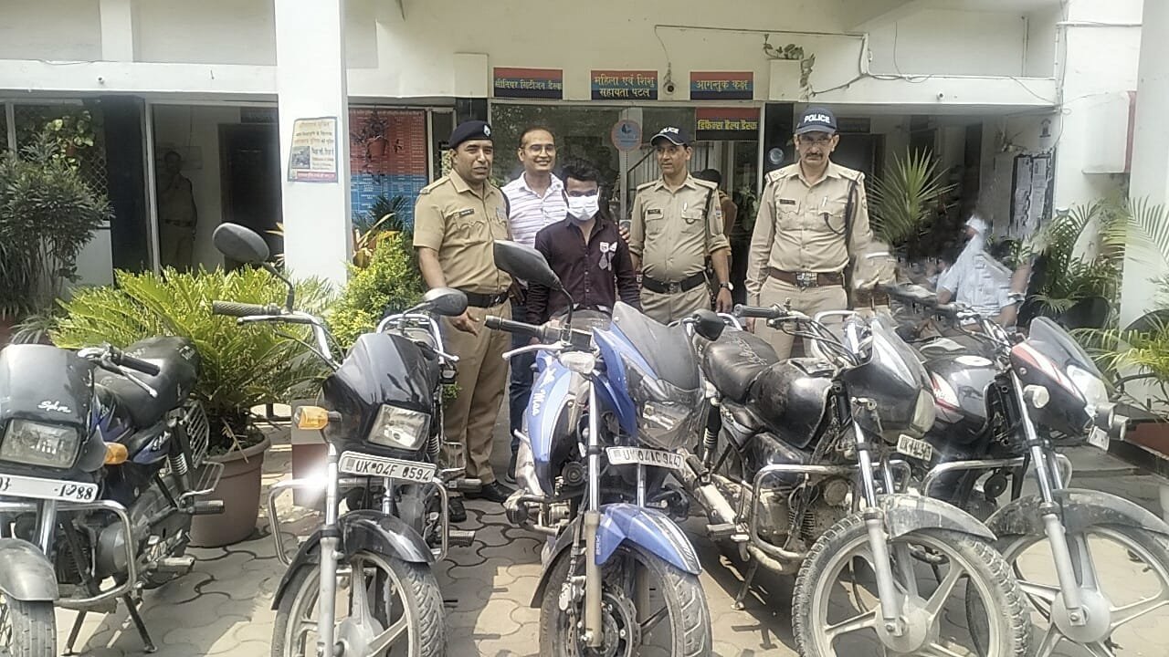 पुलिस ने मोटरसाइकिल चोरी के रहस्य का किया पर्दाफाश, Master Key से खोलता था बाइक lock
