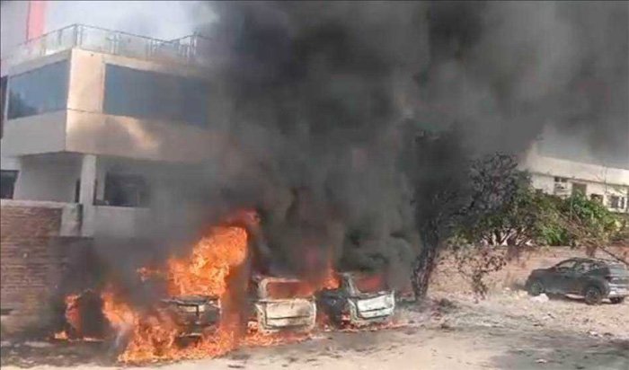 कार शोरूम की पार्किंग में खड़ी कारों में लगी आग, फायर टीम ने कड़ी मशक्कत के बाद आग पर पाया काबू