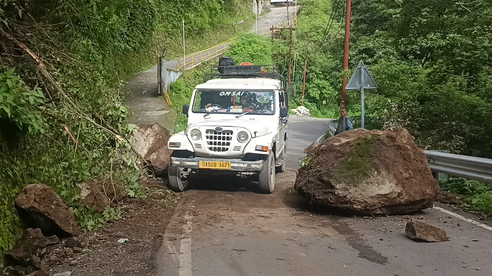 नैनीताल : बारा पत्थर मार्ग पर पहाड़ी से गिरे बोल्डर, हादसा टला