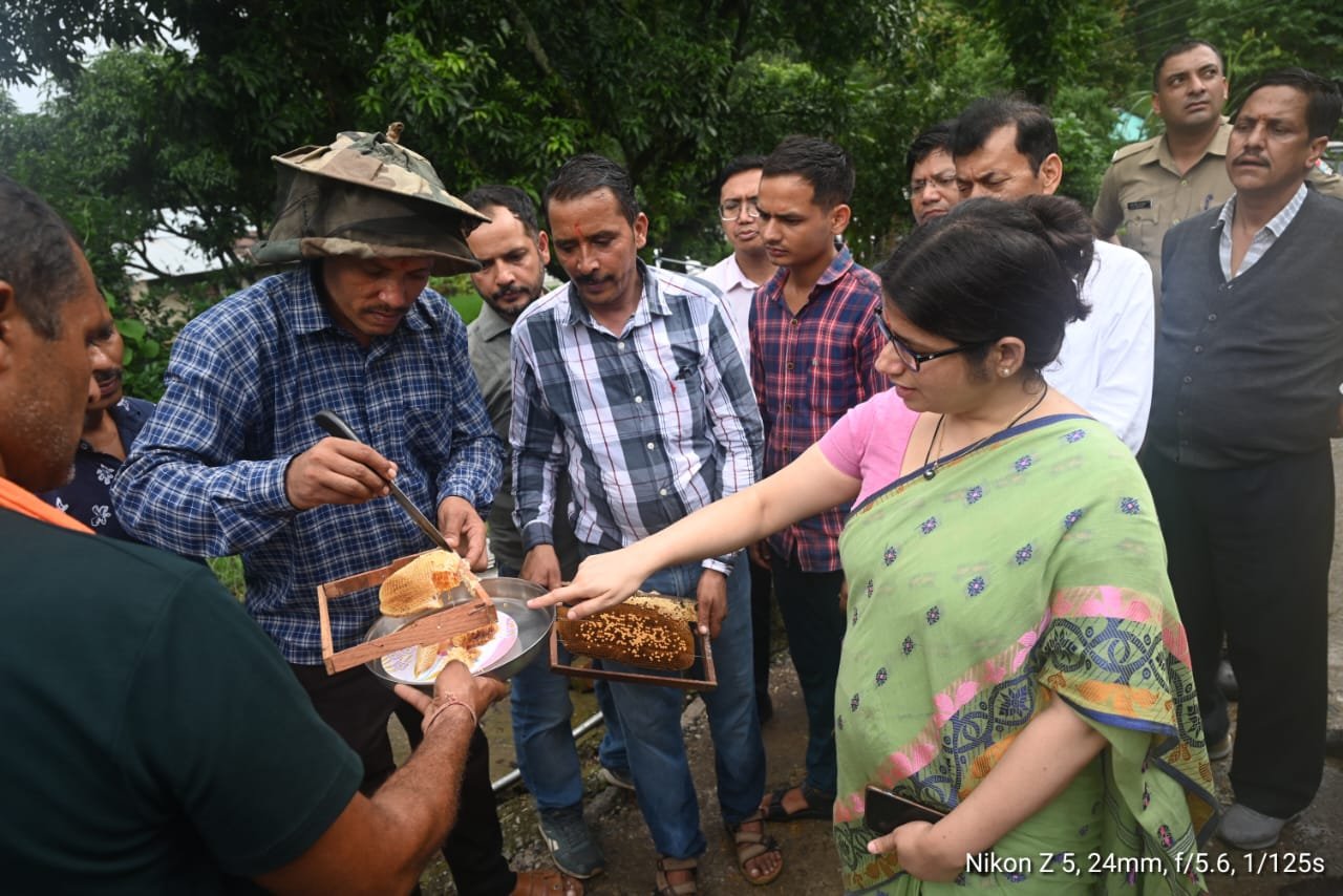 जिलाधिकारी ने एस्ट्रो विलेज प्रोजेक्ट व गांधी आश्रम का किया निरीक्षण, कहा – ग्रामीण युवाओं को दिया जाए प्रशिक्षण